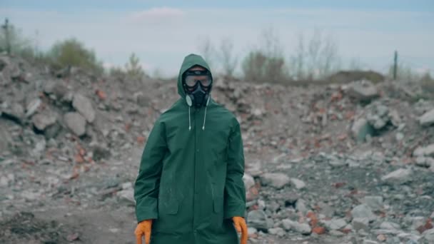 穿着防弹衣 头戴呼吸器 背景是垃圾 穿着防护服和防毒面具的疯子在放射区被遗弃的地方跳舞 — 图库视频影像
