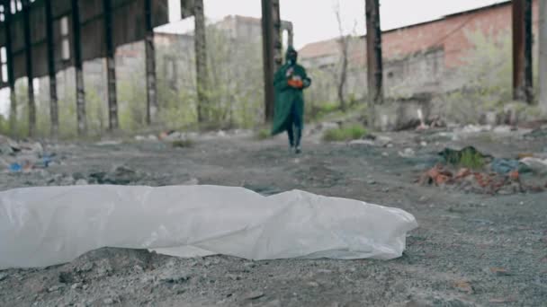 Radyoaktif Yerde Koruyucu Giysi Giymiş Bir Insan Güvenlik Kostümü Gaz — Stok video