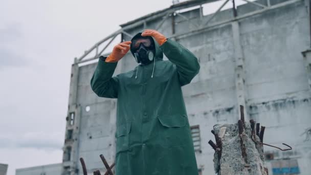 感染区的幸存者 身穿防护服 戴防毒面具的男子在废弃的环境中保护自己不受化学袭击 — 图库视频影像