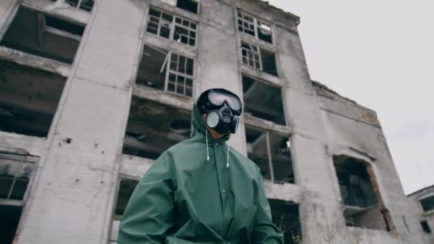 방사선 구역에서 안전복을 남자의 초상화 파괴된 배경에 마스크와 유니폼에 Apocalypse — 비디오