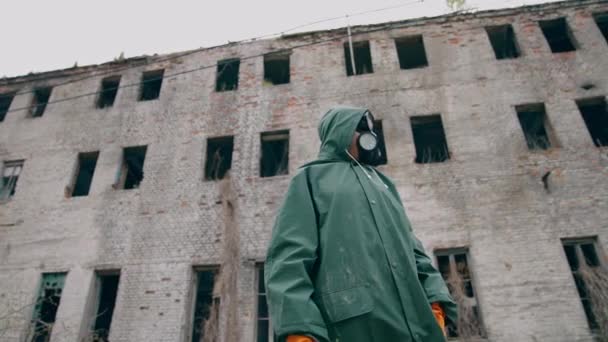 Συνέπειες Χημικής Επίθεσης Στην Πόλη Άνθρωπος Στολή Ασφαλείας Και Μάσκα — Αρχείο Βίντεο