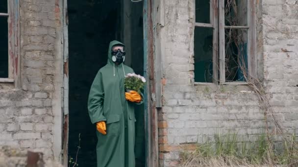 Osoba Post Apokalyptickém Místě Muž Ochranném Obleku Květinami Opuštěném Místě — Stock video