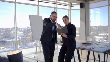 İş ortakları hafif ofis merkezinde konuşuyor. Genç sekreter ve takım elbiseli başarılı girişimci gökdelende konuşuyor..