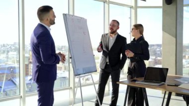 Girişimciler ofis merkezinde çalışır ve şakalar yaparlar. Olumlu iş arkadaşları şehirdeki modern ofiste mutlu mesut konuşuyorlar..