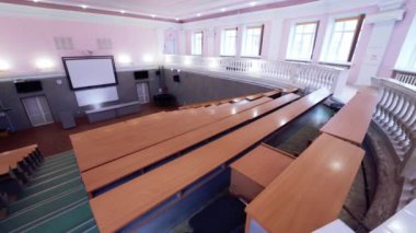 Büyük konferans salonunda kimse yok. Boş oditoryum, büyük beyaz pano ve sıra sıra masalar. Üniversitede ders vermek için modern sınıf.