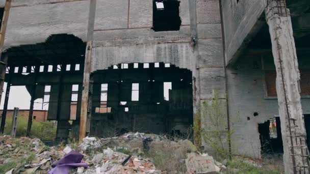 空虚な場所が台無しになった 破壊された建物で放棄された領土は 化学兵器攻撃の放出後に誰もいない ポスト アポカリプス — ストック動画
