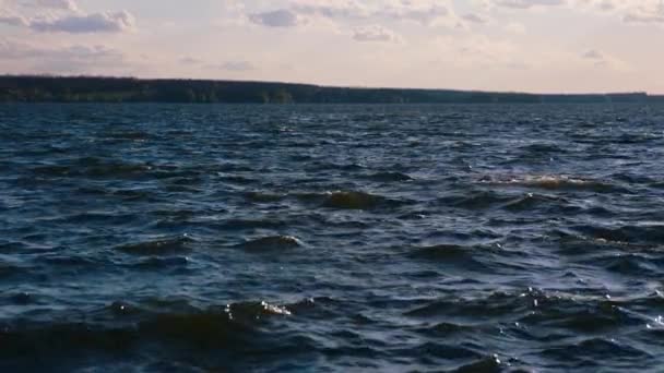 Tmavě Modré Vodní Pozadí Vlnami Mořská Voda Pohybující Pozadí Zelené — Stock video
