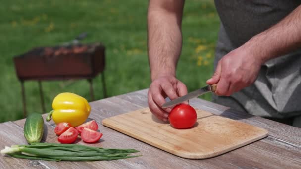 Hombre Cortando Tomate Una Tabla Aire Libre Preparando Cena Dacha — Vídeo de stock