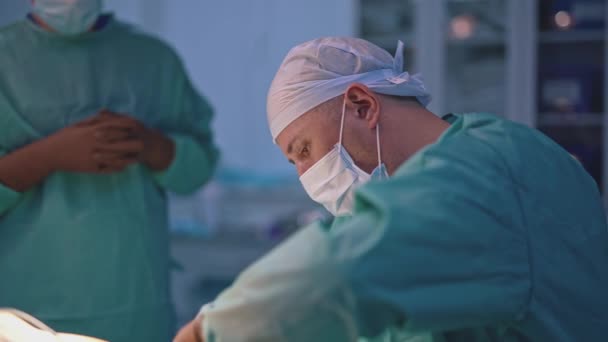 Plastická Operace Spolehlivý Sebejistý Zdravotník Stojí Operačního Stolu Kvalifikovaný Chirurg — Stock video