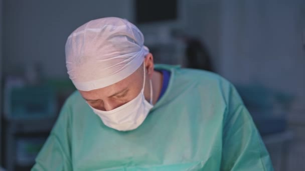 Självsäker Läkare Nära Operationsbordet Porträtt Professionell Kirurg Medicinsk Mask Och — Stockvideo