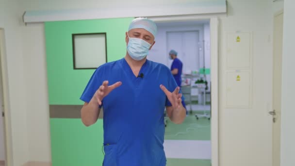 Пластичний Хірург Розмовляє Камеру Портрет Лікаря Чоловіка Блакитній Медичній Формі — стокове відео
