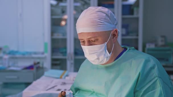 Portrét Chirurga Operačním Sále Kvalifikovaný Lékař Lékařské Masce Provádí Plastickou — Stock video