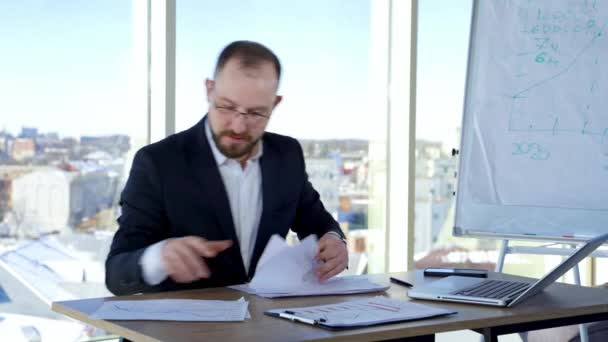 Empresário Óculos Seu Local Trabalho Executivo Homem Terno Sentado Mesa — Vídeo de Stock