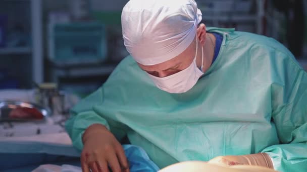Medische Specialist Doet Operatie Met Chirurgische Hulpmiddelen Professionele Chirurg Met — Stockvideo