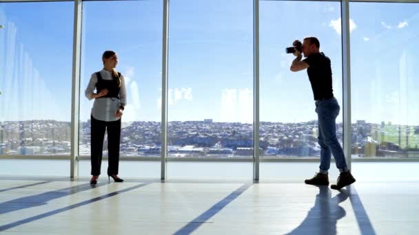 在相机上摆设商务服装的迷人模型 在城市里 男性摄影师正在拍摄一个戴着大窗户眼镜的年轻女性的照片 — 图库视频影像