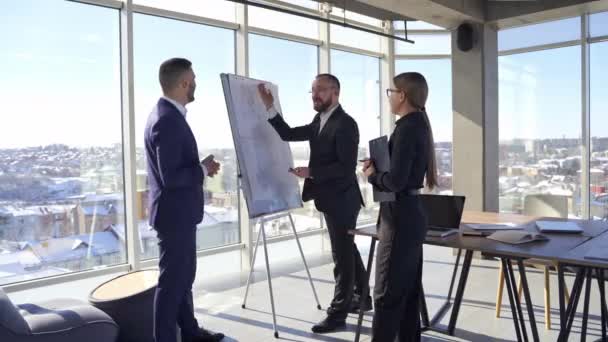 ポジティブなビジネスパートナーが話しています スーツの起業家のチームワークは 市内のオフィスセンターで楽しい会話をしています — ストック動画