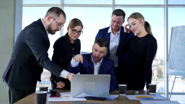 一组企业员工使用笔记本电脑 在办公室里一起谈论商业的男女企业家 — 图库视频影像