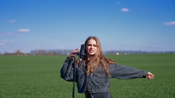 Vonzó Aki Zöld Terepen Lép Fel Gyönyörű Lány Farmer Öltönyben — Stock videók