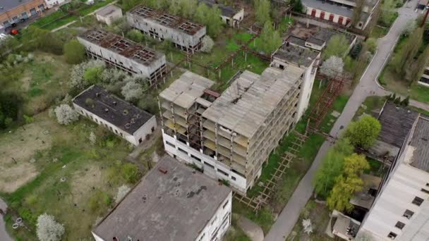 破壊された工場の建物 工場領域の倉庫や生産部門を放棄しました 解体のための古い工業施設 エアリアルビュー — ストック動画