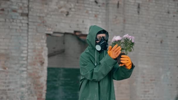 Γυναίκα Οικολόγος Στολή Ασφαλείας Που Κρατάει Ετοιμοθάνατα Λουλούδια Άνθρωπος Που — Αρχείο Βίντεο