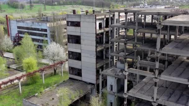 Zniszczony Przemysł Opuszczone Miejsce Starymi Niedokończonymi Budynkami Fabryki Stary Zakład — Wideo stockowe