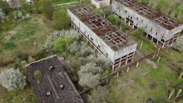 Zerstörte Fabrikgebäude Mit Löchern Den Dächern Alte Verlassene Industrieanlage Ruinierte — Stockvideo