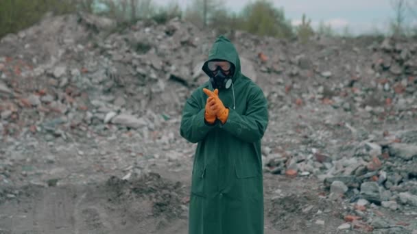 Portretul Unui Costum Hazmat Respirator Omul Într Costum Protecție Mască — Videoclip de stoc