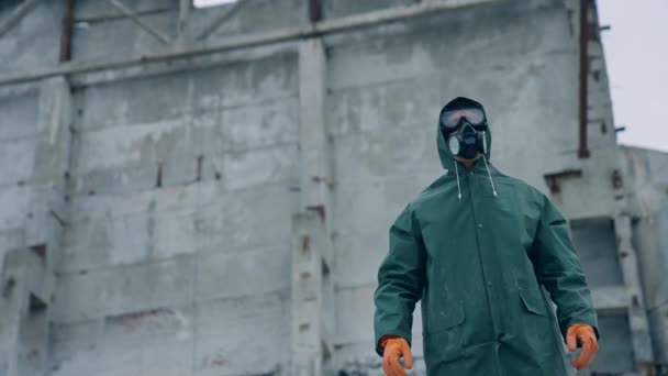 感染した場所の保護衣装とマスクのヒト マスクの生存者と指でカメラに表示される化学防護スーツ — ストック動画