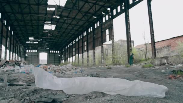 Opuštěná Budova Odpadky Uvnitř Vědec Ochranné Uniformě Zničené Budově Biologický — Stock video