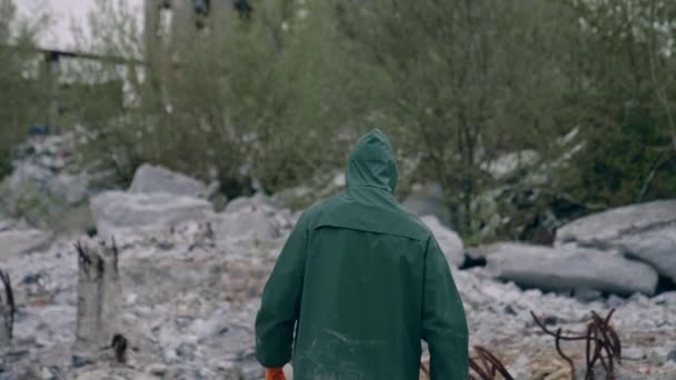 Přeživší Ochranném Obleku Zničeném Místě Člověk Ochranné Uniformě Kráčí Opuštěném — Stock video