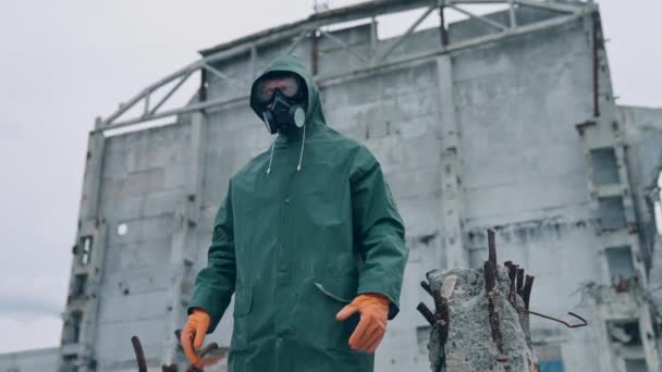 汚染されたゾーンでスーツを着ている男 保護スーツ マスク 手袋の労働者は 生物学的攻撃の脅威で放棄された場所で — ストック動画