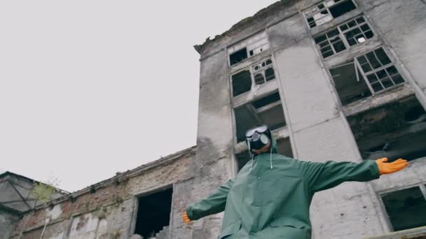 Muž Plynovou Maskou Zničeném Místě Člověk Ochranném Obleku Respirátoru Sedí — Stock video