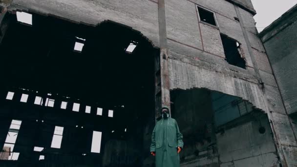 Людина Зруйнованому Місці Зруйновані Будівлі Інфікованій Зоні Людина Безпечному Костюмі — стокове відео