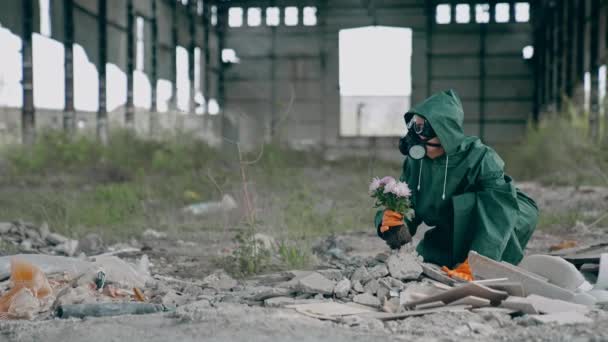 Femeie Uniformă Siguranță Loc Abandonat Știință Costum Protecție Respirator Flori — Videoclip de stoc