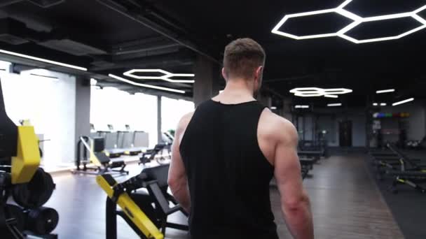 Atletische Man Wandelen Een Modern Fitnesscentrum Sterke Man Die Naar — Stockvideo