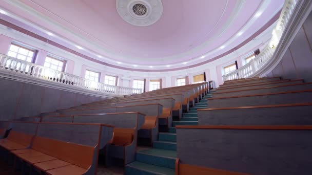 Εκπαιδευτική Αίθουσα Κανέναν Κενό Αμφιθέατρο Ξύλινα Γραφεία Σύγχρονη Μεγάλη Αίθουσα — Αρχείο Βίντεο