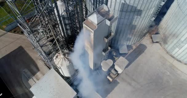 来自空中的现代仓库 有谷物升降机的工业工厂 制造过程中产生的白蒸气污染了大气 空中景观 — 图库视频影像