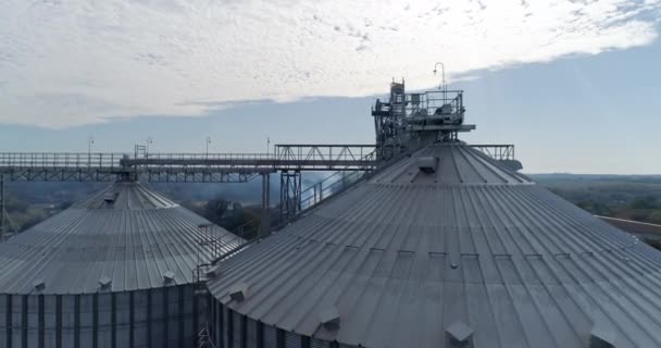 Moderní Obilné Výtahy Pozadí Oblohy Velké Skladovací Nádrže Venku Kovové — Stock video