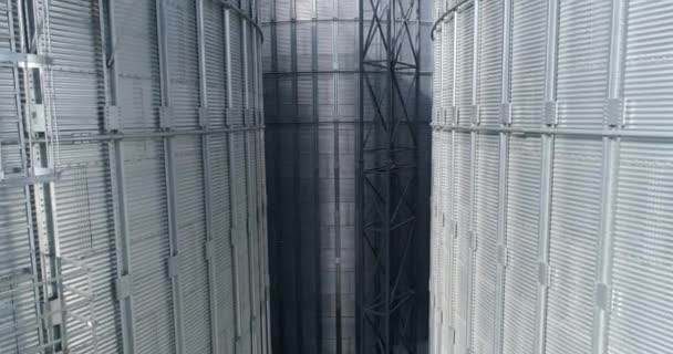 大きな金属製の花崗岩の外観 作物を維持するためのシルバーエレベーター 近代的な格納庫がある 農業貯蔵タンク ドローンからの眺め — ストック動画