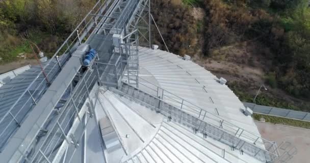 大的谷物电梯楼上的银粮仓铝容器 储存作物的农业设备 高空鸟瞰 — 图库视频影像