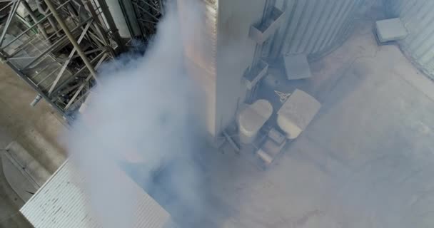 工厂的谷物烘干机冒出浓烟 具有有害蒸气的粮仓的工业外部 顶部视图 相机升起了 — 图库视频影像