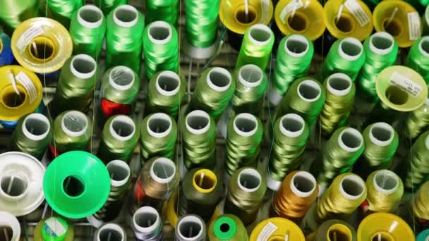 カラフルな糸のコレクション スプールのスレッドの異なる色 縫製糸の背景について ハンドクラフトコンセプト — ストック動画