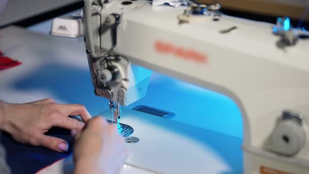 女人在缝纫机工作 缝纫机的针在工作室里缝针时 女性的手在移动布 — 图库视频影像