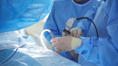 Ameliyat sırasında doktorun elindeki tıbbi aletler. Tıbbi eldivenler konusunda uzman biri tarafından cerrahi müdahale. Hayat konsepti kaydediliyor.