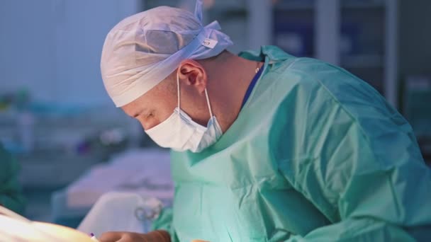 Cirurgião Profissional Fazer Uma Operação Vista Lateral Médico Uniforme Médico — Vídeo de Stock