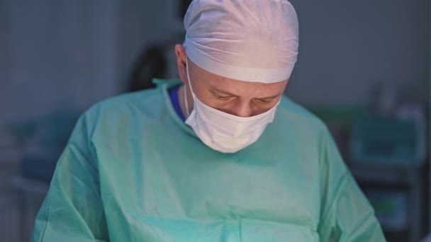 Retrato Cirurgião Durante Cirurgia Médico Masculino Profissional Máscara Médica Uniforme — Vídeo de Stock