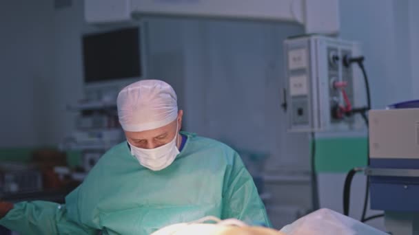 Cirurgião Plástico Trabalha Com Instrumentos Médicos Médico Profissional Uniforme Médico — Vídeo de Stock