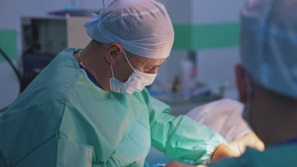 Хирургический Процесс Клинике Профессиональный Хирург Выполняющий Операцию Пациенту Врач Медицинской — стоковое видео