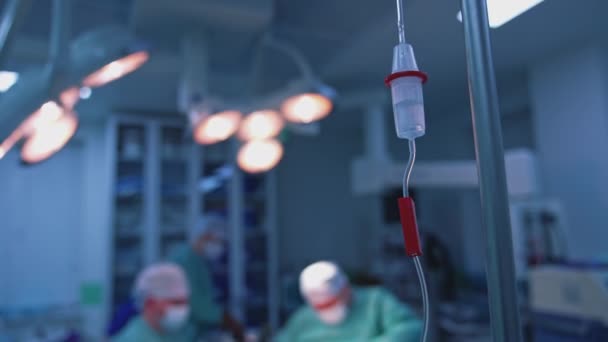 Ameliyat Geçmişi Bulanık Olan Bir Damlacık Ameliyat Sırasında Tıbbi Damlatıcıdan — Stok video