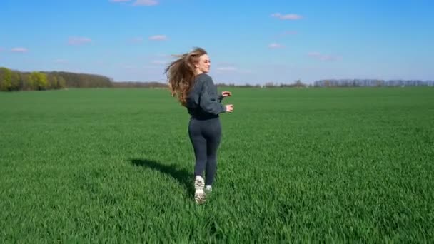 Młoda Kobieta Dżinsowym Garniturze Biegnie Boisku Szczęśliwa Piękna Dziewczyna Biegnie — Wideo stockowe